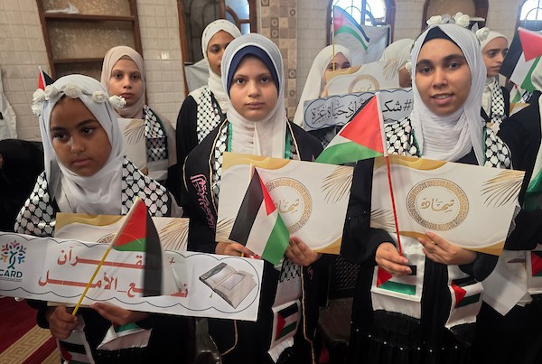 طلاب فلسطينيون من حفظة القرآن الكريم خلال حفل تخرج في خان يونس، جنوب قطاع غزة، في 14 سبتمبر/أيلول. تصوير: طارق محمد.
