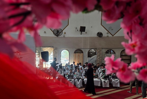 طلاب فلسطينيون من حفظة القرآن الكريم خلال حفل تخرج في خان يونس، جنوب قطاع غزة، في 14 سبتمبر/أيلول. تصوير: طارق محمد.