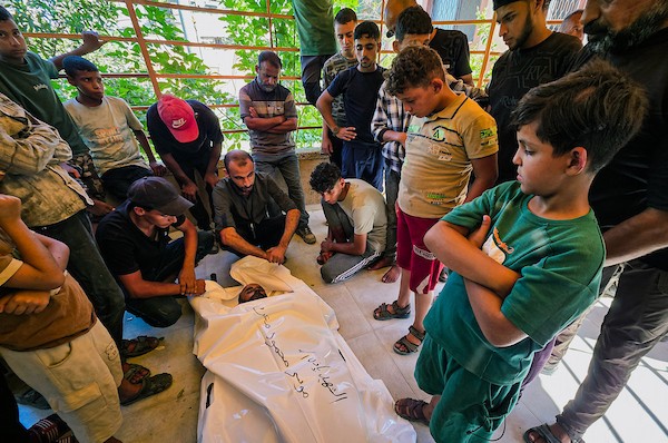 ودّع الفلسطينيون جثمان موسى أبو معروف، الذي قُتل في غارة جوية إسرائيلية بطائرة مسيرة في خان يونس، جنوب قطاع غزة، في 21 سبتمبر/أيلول 2026. (صورة: طارق محمد)
