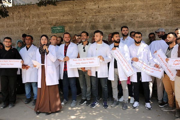 يشارك أطباء فلسطينيون في احتجاج دعت إليه لجنة طب الأسنان في قطاع غزة أمام مقر الصليب الأحمر بمدينة غزة في 15 سبتمبر/أيلول 2026.صورة: محمد صالحة