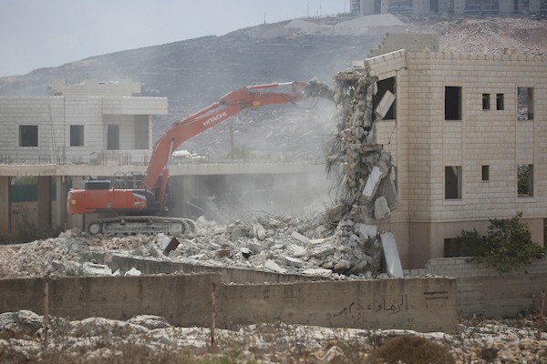 جرافات إسرائيلية تهدم مباني فلسطينية في ضاحية نابلس الجديدة شمال الضفة الغربية، في 31 آب/أغسطس 2026. (تصوير: محمد ناصر)