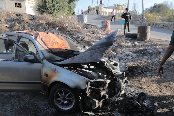 تفقد فلسطينيون الأضرار التي لحقت بالممتلكات في قرية بيت عمار، شمال الخليل في الضفة الغربية، في 20 سبتمبر/أيلول 2026، عقب هجمات شنها مستوطنون في المنطقة.صورة: مأمون وزواز