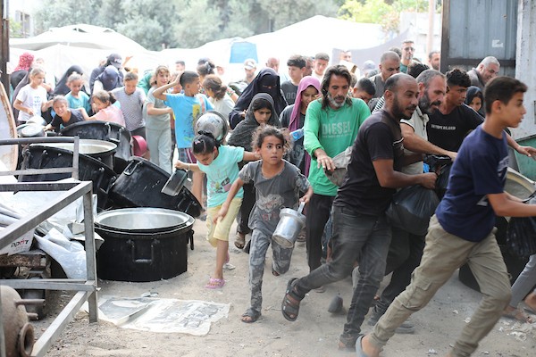 فلسطينيون نازحون، ينتظرون الحصول على وجبات ساخنة في مخيم النصيرات للاجئين وسط قطاع غزة، في 28 سبتمبر/أيلول 2026. (صورة: حسن الجدي)