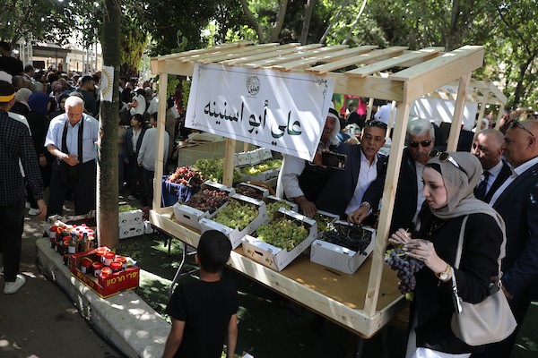 مزارعون وسكان فلسطينيون يشاركون في مهرجان «أيام العنب الخليلي» في البلدة القديمة بمدينة الخليل، في 26 سبتمبر/أيلول 2026. تصوير: مأمون وزوز.