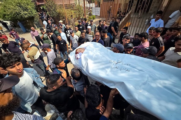 ودّع الفلسطينيون جثمان الشاب طارق كامل المصري، البالغ من العمر 17 عامًا، في خان يونس، جنوب قطاع غزة، في 28 سبتمبر/أيلول 2026. (صورة: طارق محمد)