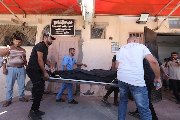 مسعفون فلسطينيون ينقلون جثمان مواطن إلى مستشفى شهداء الأقصى بعد استشهاده في غارة جوية إسرائيلية استهدفت مركبة في دير البلح، وسط قطاع غزة، في 24 سبتمبر/أيلول 2026. صورة: معز صالحي