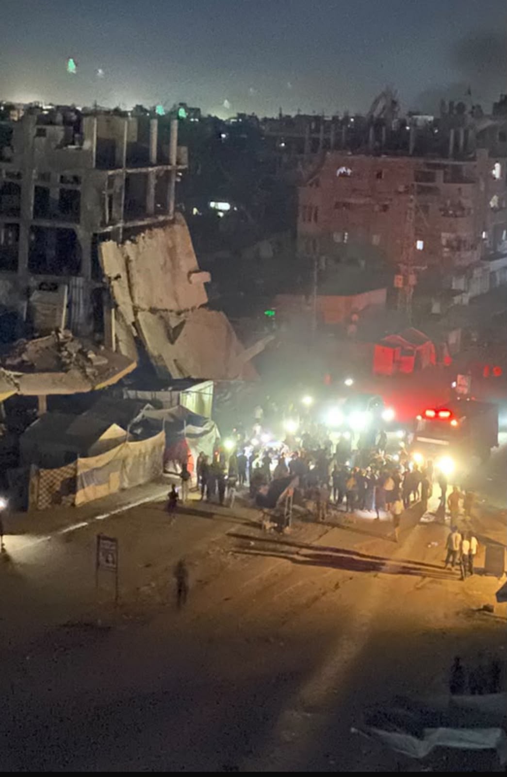 مركبة مدنية أثناء سيرها في منطقة الصفطاوي شمال مدينة غزة...jpg