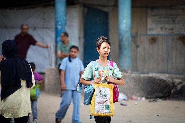 طلبة فلسطينيون يتوجهون إلى مدارسهم مع انطلاق العام الدراسي الجديد في مخيم البريج وسط قطاع غزة، في 19 أيلول/ سبتمبر 2026. (تصوير: معز صالحي)