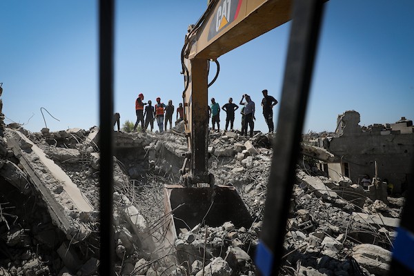 في 12 سبتمبر/أيلول 2026، قام عناصر الدفاع المدني الفلسطيني بالبحث بين أنقاض منزل عائلة أبو خوصة في مخيم النصيرات للاجئين، وسط قطاع غزة.(صورة: معز صالحي)