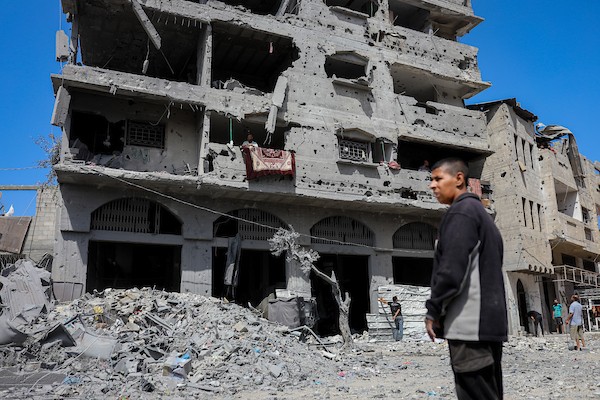 يتفقد فلسطينيون الأضرار التي لحقت بمنزل عائلة كريم في حي التفاح، شرق مدينة غزة، عقب غارة إسرائيلية استهدفته في 22 سبتمبر/أيلول 2026.(صورة: بلال أسامة)