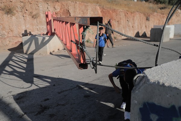 يعبر طلاب وطالبات فلسطينيون حاجزًا إسرائيليًا في الخليل في طريقهم إلى مدارسهم مع بداية العام الدراسي الجديد في الضفة، 6 سبتمبر/أيلول 2026. تصوير: مأمون وزواز