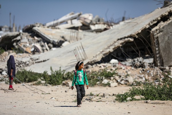 فلسطينيون نازحون يمارسون أنشطتهم اليومية داخل خيام نُصبت قرب منازلهم المدمرة في حي الزيتون، جنوب مدينة غزة، في 28 سبتمبر/أيلول 2026. (صورة: بلال أسامة)