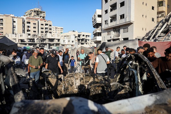 فلسطينيون يتجمعون في موقع استهداف طائرة مسيّرة إسرائيلية مركبة قرب مفترق الصناعة وسط مدينة غزة، في 27 سبتمبر/أيلول 2026. صورة: بلال أسامة