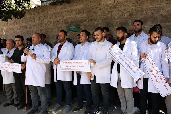 يشارك أطباء فلسطينيون في احتجاج دعت إليه لجنة طب الأسنان في قطاع غزة أمام مقر الصليب الأحمر بمدينة غزة في 15 سبتمبر/أيلول 2026.صورة: محمد صالحة