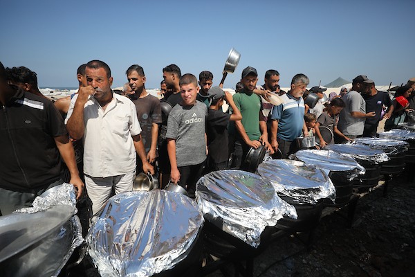 فلسطينيون نازحون يتلقون وجبات غذائية مجانية خلال عملية توزيع غرب مدينة غزة، في 9 أيلول/سبتمبر 2026، وسط ظروف إنسانية صعبة ونقص في الغذاء والاحتياجات الأساسية. تصوير: حسن الجدي.