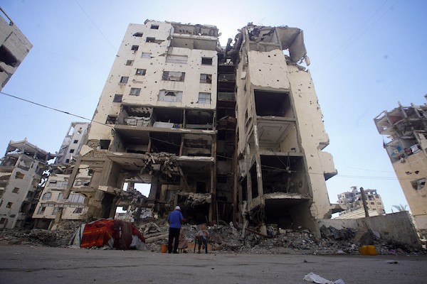 فلسطينيون يقيمون داخل أبراج الكرامة المتضررة وفي خيام مجاورة لها شمال قطاع غزة، في 17 سبتمبر/أيلول 2026، وسط مخاوف من انهيار المباني وصعوبة تأمين مساكن بديلة للعائلات والنازحين. (تصوير: بلال أسامة)