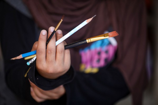رغد حداد، فتاة فلسطينية تبلغ من العمر 16 عامًا، ترسم داخل خيمة للنازحين في حي الشيخ رضوان بمدينة غزة في 23 سبتمبر/أيلول 2026. تصوير: بلال أسامة