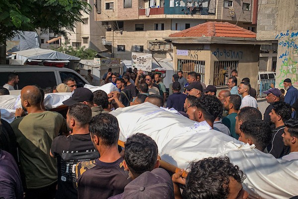 ودّع المشيّعون جثماني فلسطينيين اثنين في مستشفى الشفاء بمدينة غزة في 23 سبتمبر/أيلول 2026، بعد استشهادهما في هجوم إسرائيلي بمنطقة النفق. صورة: محمد صالحة