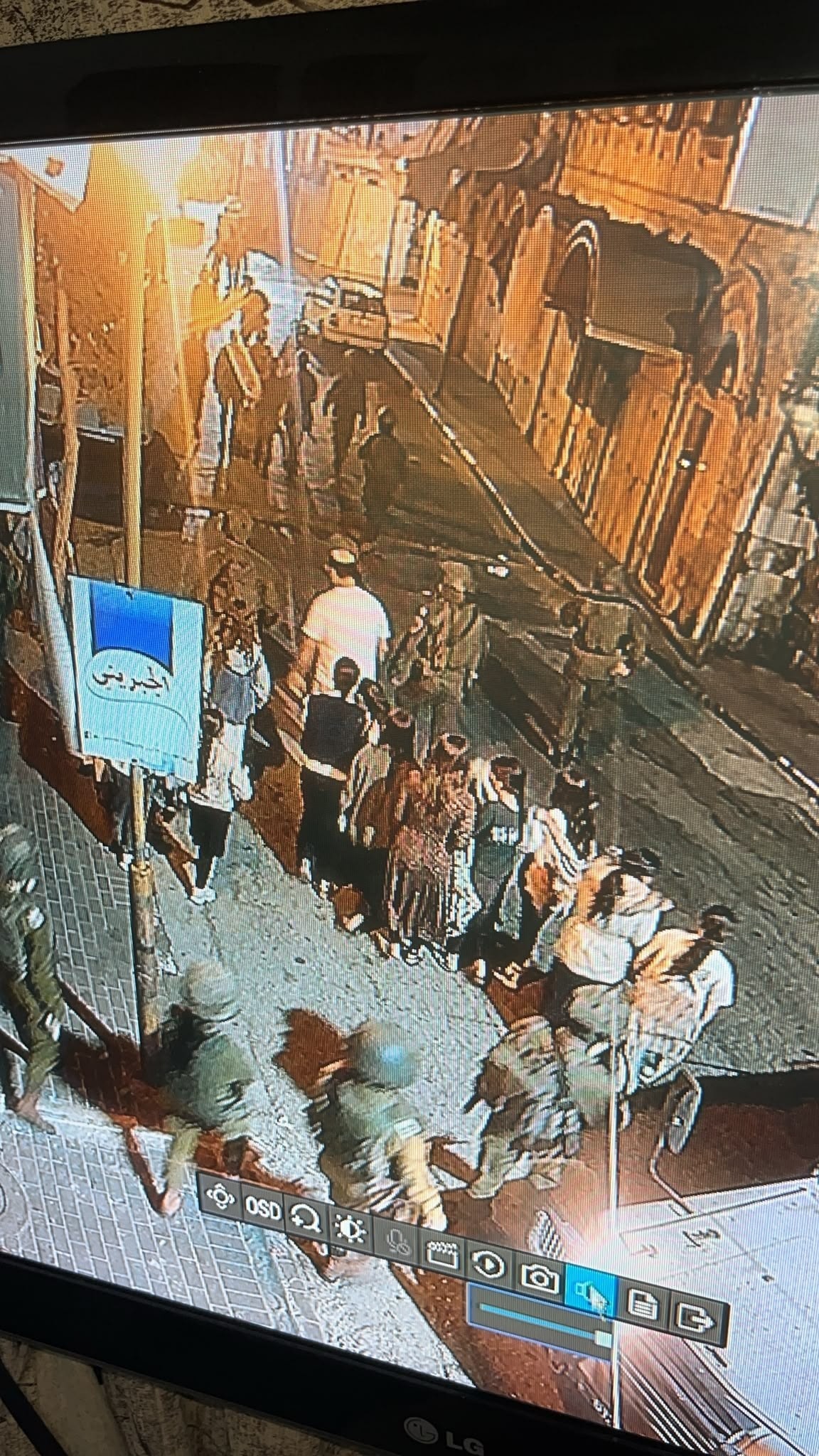 مستوطنون بحماية جيش الاحتلال يقتحمون البلدة القديمة في الخليل..jpg