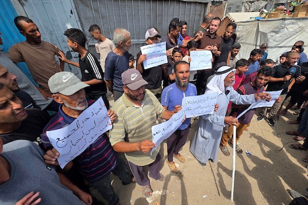 تظاهر نازحون في خان يونس، جنوب قطاع غزة، في 3 سبتمبر/أيلول 2026، احتجاجًا على خفض برنامج الأغذية العالمي لحصص الخبز المخصصة لسكان المنطقة.(صورة: طارق محمد)