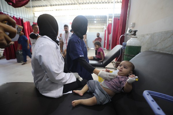 يتلقى فلسطينيون جرحى، بينهم أطفال، العلاج في مستشفى العودة بمخيم النصيرات، وسط قطاع غزة، بعد إصابتهم في غارة جوية إسرائيلية استهدفت مخيم النصيرات للاجئين، في 9 سبتمبر/أيلول 2026. صورة: حسن الجدي