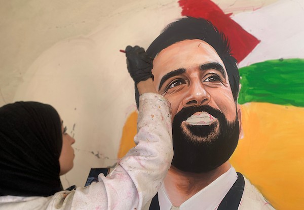 الفنانة الفلسطينية أسيل نسمان ترسم عملًا فنيًا على أنقاض منازل مدمرة في قطاع غزة، في 24 سبتمبر/أيلول 2026. (صورة: محمد صالحة)