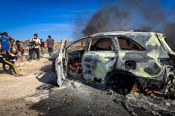 ألسنة اللهب والدخان تتصاعد من مركبة استهدفتها غارة إسرائيلية على طريق الرشيد جنوب غربي مدينة غزة، في 24 سبتمبر/أيلول 2026.  تصوير: هادي داود