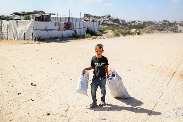 فلسطينيون نازحون يمارسون أنشطتهم اليومية داخل خيام نُصبت قرب منازلهم المدمرة في حي الزيتون، جنوب مدينة غزة، في 28 سبتمبر/أيلول 2026. (صورة: بلال أسامة)