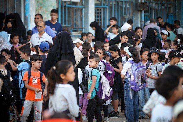 طلبة فلسطينيون يتوجهون إلى مدارسهم مع انطلاق العام الدراسي الجديد في مخيم البريج وسط قطاع غزة، في 19 أيلول/ سبتمبر 2026. (تصوير: معز صالحي)
