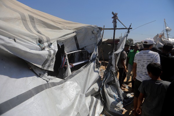 إجلاء عدد من الجرحى من موقع غارة إسرائيلية استهدفت خيمة تأوي نازحين في وسط مدينة غزة، قطاع غزة، في 14 سبتمبر/أيلول 2026. (صورة: بلال أسامة)
