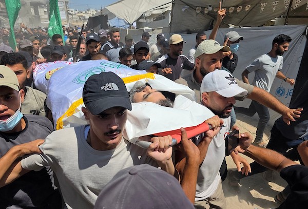 جنازة نائل أبو عبيد، قائد لواء رفح التابع لكتائب عز الدين القسام، في مجمع ناصر الطبي بخان يونس، جنوب قطاع غزة، في 16 سبتمبر/أيلول 2026.(صورة: طارق محمد)