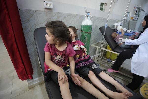 يتلقى فلسطينيون جرحى، بينهم أطفال، العلاج في مستشفى العودة بمخيم النصيرات، وسط قطاع غزة، بعد إصابتهم في غارة جوية إسرائيلية استهدفت مخيم النصيرات للاجئين، في 9 سبتمبر/أيلول 2026. صورة: حسن الجدي
