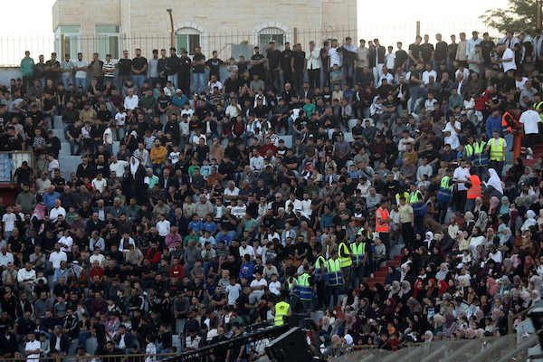عرسان يشاركون في حفل زفاف جماعي ضم 44 زوجًا في مدينة دورا قرب الخليل، في 26 سبتمبر/أيلول 2026. تصوير: مأمون وزواز.