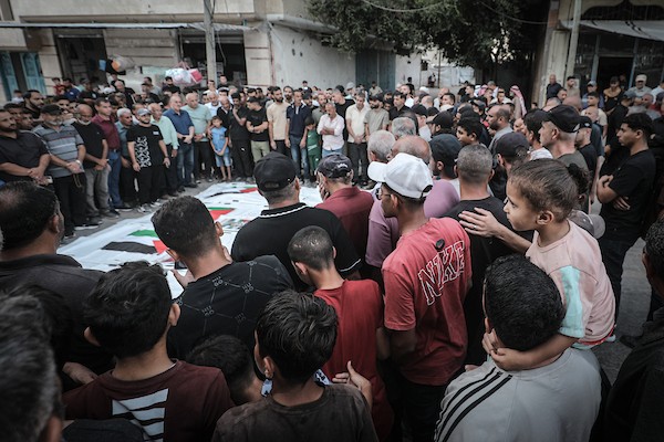 فلسطينيون يشاركون في جنازة عشرة من أفراد عائلة الثوابتة في مخيم البريج للاجئين وسط قطاع غزة، في 29 سبتمبر/أيلول 2026، بعد انتشال جثامينهم.(صورة: معز صالحي)