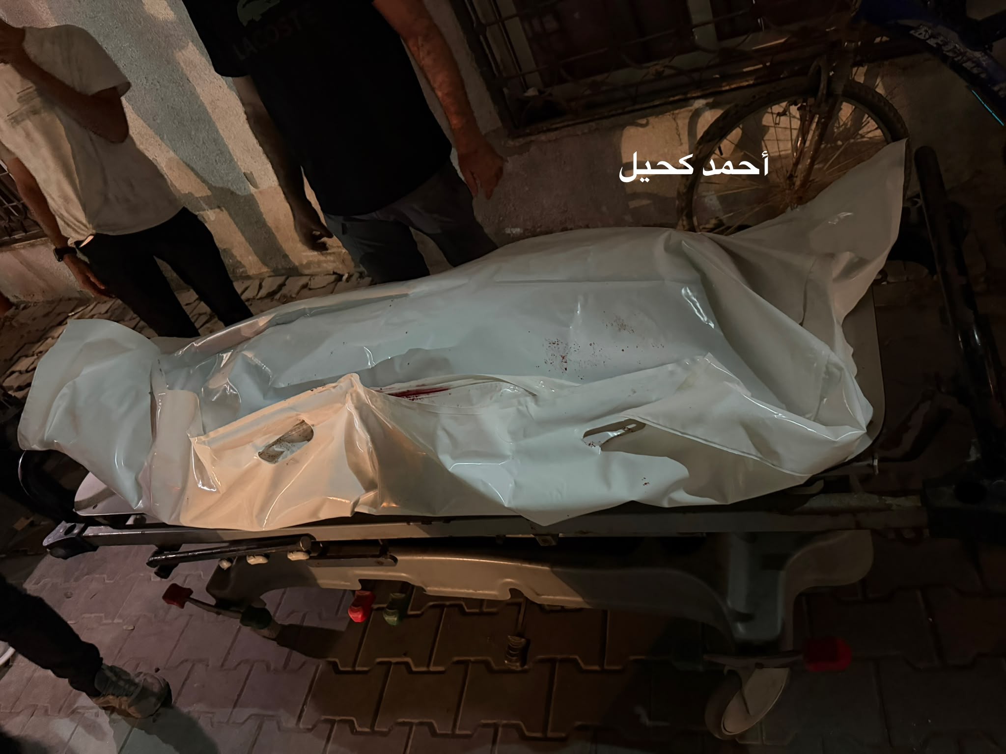 وصول شهيد الى مجمع الشفاء الطبي.jpg