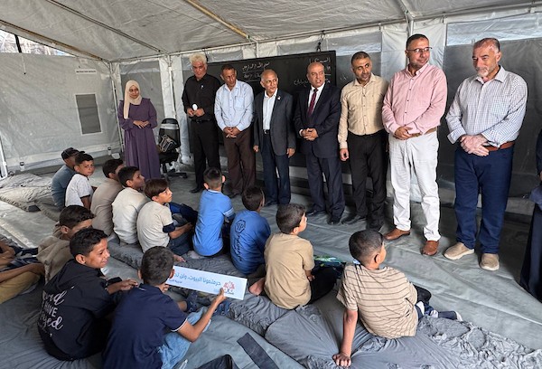 طلبة فلسطينيون يبدأون عامهم الدراسي الجديد داخل خيام تعليمية غرب مدينة غزة، في 19 أيلول/ سبتمبر 2026. (تصوير: ميكائيل بهار)