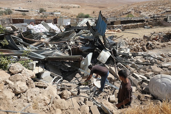 يتفقد فلسطينيون الأضرار الناجمة عن هدم منازل في قرية جنبا بمحافظة مسافر يطا، جنوب الخليل، في 23 سبتمبر/أيلول 2026. (صورة: مأمون وزواز)