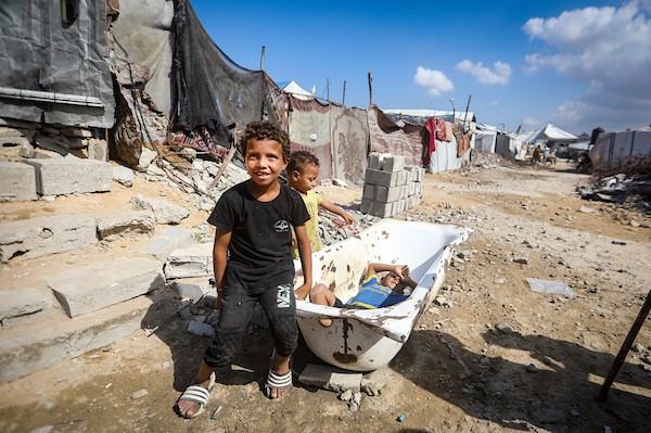 يمارس الفلسطينيون النازحون أنشطتهم اليومية في شمال مدينة غزة في 23 سبتمبر/أيلول 2026، وسط ظروف إنسانية صعبة ناجمة عن استمرار النزوح.(صورة: بلال أسامة)