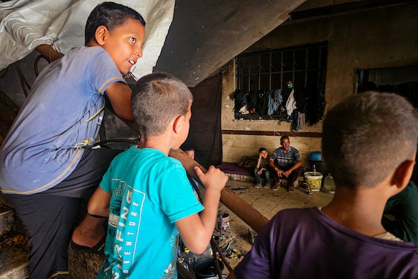 يعيش فلسطينيون نازحون داخل مركز إيواء في خان يونس، جنوب قطاع غزة، في 24 سبتمبر/أيلول 2026، وسط تدهور الأوضاع الصحية الناجمة عن تسرب مياه الصرف الصحي. (صورة: طارق محمد)