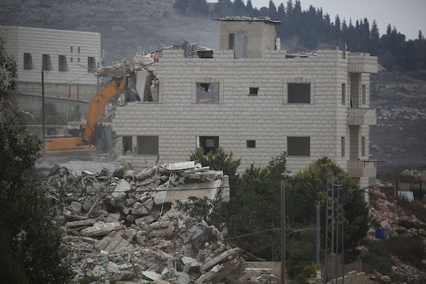 جرافات إسرائيلية تهدم مباني فلسطينية في ضاحية نابلس الجديدة شمال الضفة الغربية، في 31 آب/أغسطس 2026. (تصوير: محمد ناصر)