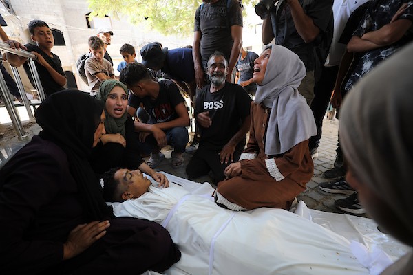 ودّع فلسطينيون جثمان المراهق إسماعيل الهرش في مستشفى الشفاء بمدينة غزة بعد استشهاده بنيران الجيش الإسرائيلي في شارع الهوجا شرق جباليا شمال قطاع غزة، في 2 سبتمبر/أيلول 2026. (صورة: بلال أسامة)