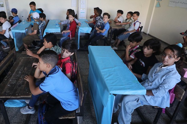 طلبة فلسطينيون يبدأون عامهم الدراسي الجديد في مدرسة تابعة لوكالة