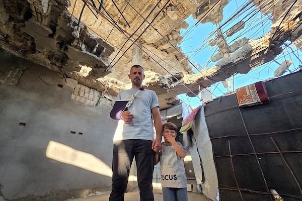 لاعب كمال الأجسام الفلسطيني أحمد فياض، وهو أب لطفلين، داخل منزله المتضرر في قطاع غزة، في 9 أيلول/سبتمبر 2026.تصوير: طارق محمد.