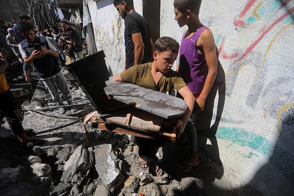 تفقد فلسطينيون مبنىً دمره قصف جوي إسرائيلي في مخيم الشاطئ، غرب مدينة غزة، في 9 سبتمبر/أيلول 2026. وقد دمر القصف المبنى وسط استمرار الهجمات الإسرائيلية على قطاع غزة. صورة: بلال أسامة