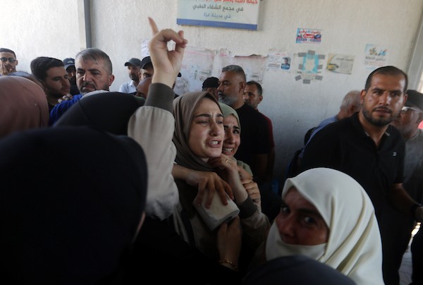 مشيّعون يودعون جثمان بصير منير البرش، داخل مستشفى الشفاء بمدينة غزة في 19 أيلول/ سبتمبر 2026. (تصوير: بلال أسامة)