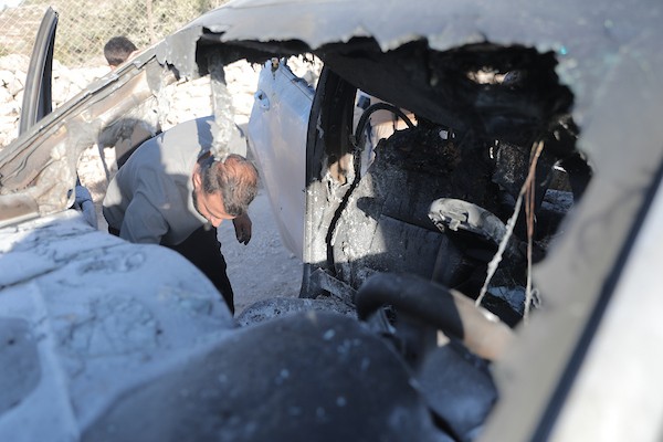 تفقد فلسطينيون الأضرار التي لحقت بالممتلكات في قرية بيت عمار، شمال الخليل في الضفة الغربية، في 20 سبتمبر/أيلول 2026، عقب هجمات شنها مستوطنون في المنطقة.صورة: مأمون وزواز