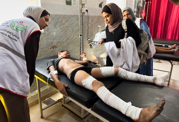 يُعالج المسعفون عدداً من الفلسطينيين الجرحى، معظمهم من الأطفال، في مستشفى العودة بمخيم النصيرات للاجئين، وسط قطاع غزة، في 16 سبتمبر/أيلول 2026.صورة: حسن الجدي