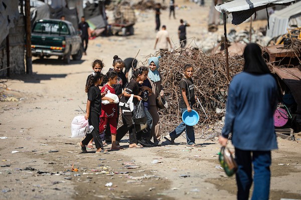 يمارس الفلسطينيون النازحون أنشطتهم اليومية في شمال مدينة غزة في 23 سبتمبر/أيلول 2026، وسط ظروف إنسانية صعبة ناجمة عن استمرار النزوح.(صورة: بلال أسامة)