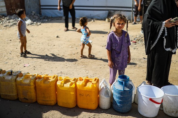 فلسطينيون نازحون يمارسون أنشطتهم اليومية داخل خيام نُصبت قرب منازلهم المدمرة في حي الزيتون، جنوب مدينة غزة، في 28 سبتمبر/أيلول 2026. (صورة: بلال أسامة)