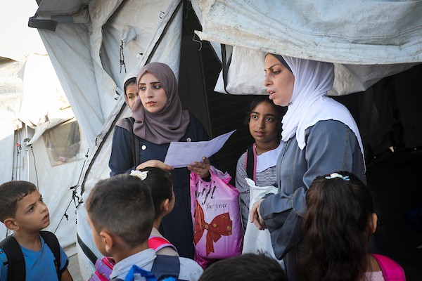طلبة فلسطينيون يتوجهون إلى مدارسهم مع انطلاق العام الدراسي الجديد في مخيم البريج وسط قطاع غزة، في 19 أيلول/ سبتمبر 2026. (تصوير: معز صالحي)